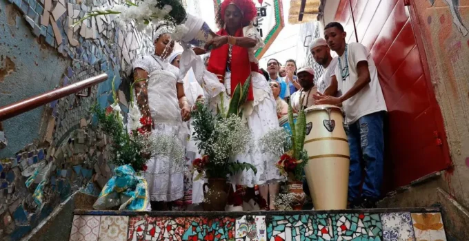 Dia de Oxóssi: Baianas lavam Escadaria Baden Powell em Copacabana em homenagem a São Sebastião