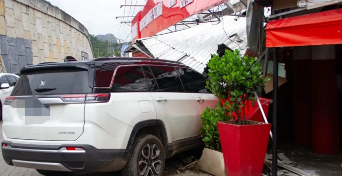 Dono de bar em Curicica relata prejuízo de R$ 20 mil após perseguição policial e pede mais segurança na região