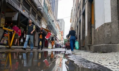 Verão no Rio: Chuva Persistente Altera Rotina de Cariocas e Turistas, Trazendo Temperaturas Amenas e Cenários Cinzentos