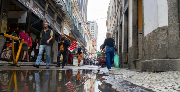Verão no Rio: Chuva Persistente Altera Rotina de Cariocas e Turistas, Trazendo Temperaturas Amenas e Cenários Cinzentos