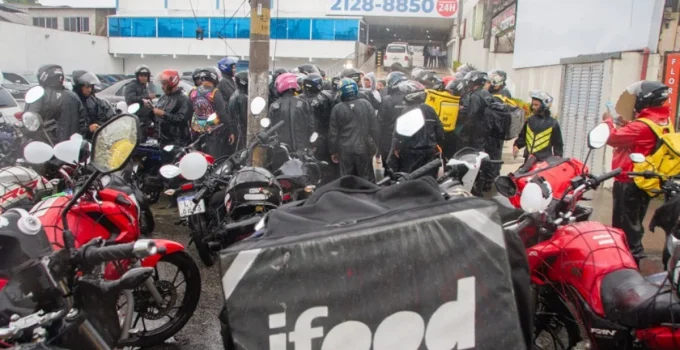 Entregador assassinado em Irajá: 'A gente sai e não sabe se volta', lamenta colega em enterro