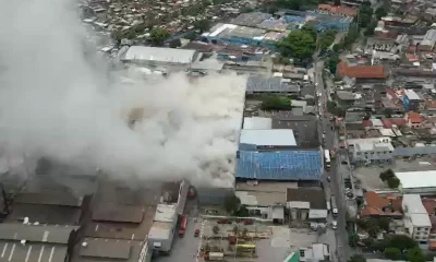 Incêndio de Grandes Proporções Atinge Fábrica de Vidros no Jacaré, Rio de Janeiro; Bombeiros em Ação