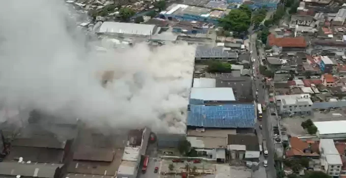 Incêndio de Grandes Proporções Atinge Fábrica de Vidros no Jacaré, Rio de Janeiro; Bombeiros em Ação