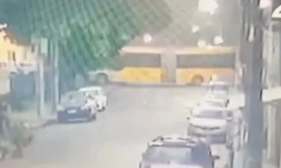 Ônibus do BRT desgovernado invade casa em Deodoro, Zona Oeste do Rio; ninguém se feriu
