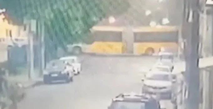 Ônibus do BRT desgovernado invade casa em Deodoro, Zona Oeste do Rio; ninguém se feriu