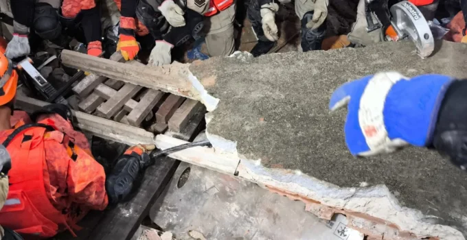 Menina de 11 anos e padrasto morrem em desabamento de casa em Duque de Caxias; mãe fica ferida