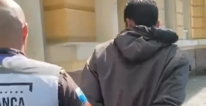 Suspeito de matar a mãe com facadas no pescoço é preso em Niterói após fuga; homem tinha histórico psiquiátrico