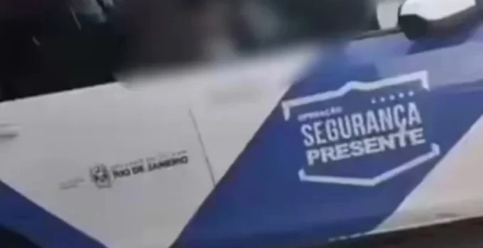 Agentes do Segurança Presente flagrados dormindo em viatura no Centro do Rio viralizam na web
