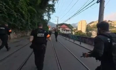 Operação Policial no Morro dos Prazeres, Santa Teresa: Tiros Assustam Moradores em Ação Contra Roubo de Veículos Ligado ao CV