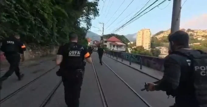 Operação Policial no Morro dos Prazeres, Santa Teresa: Tiros Assustam Moradores em Ação Contra Roubo de Veículos Ligado ao CV