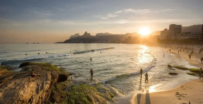 Rio de Janeiro lança cartilha de segurança para turistas prevenirem golpes durante o verão e carnaval