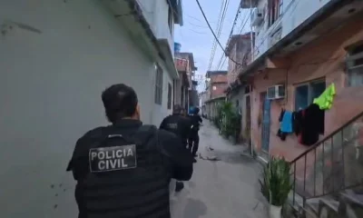 Polícia Civil Desarticula Base do Comando Vermelho em Duque de Caxias com Apreensão de Armas e Prisões