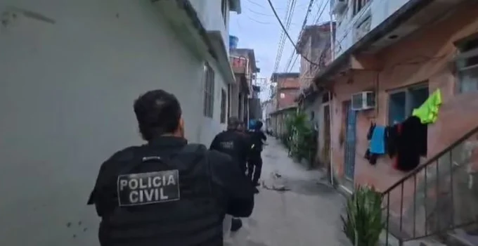 Polícia Civil Desarticula Base do Comando Vermelho em Duque de Caxias com Apreensão de Armas e Prisões