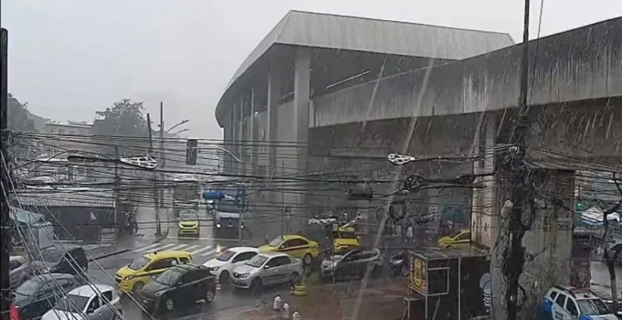 Chuva Forte Causa Alagamentos e Interrompe Transporte Público em Vários Bairros do Rio de Janeiro