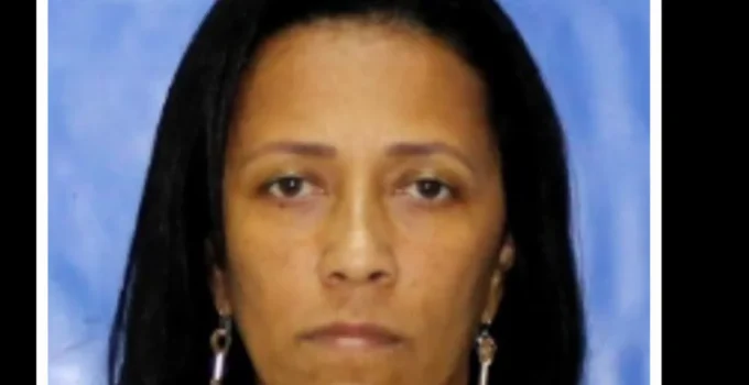 Foragida por golpe 'Boa Noite, Cinderela' contra idosos tem cartaz divulgado pelo Disque Denúncia