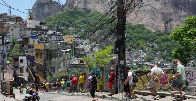 Turismo no Rio de Janeiro: Favelas Viram Destino Popular, Superando Atrações de Luxo e Gerando Renda para Comunidades