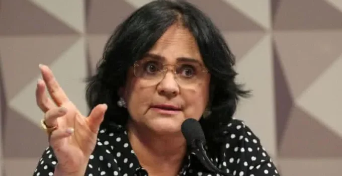 Damares Alves aciona Ministério Público Eleitoral contra Escola de Samba do Rio por propaganda antecipada de Lula