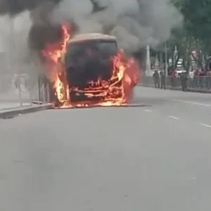 Ônibus pega fogo na Avenida Presidente Vargas, no Centro do Rio; trânsito é afetado