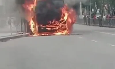 Ônibus pega fogo na Avenida Presidente Vargas, no Centro do Rio; trânsito é afetado