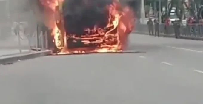 Ônibus pega fogo na Avenida Presidente Vargas, no Centro do Rio; trânsito é afetado