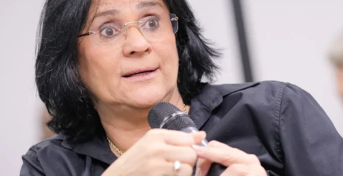 Damares Alves recorre à Justiça Eleitoral contra homenagem de escola de samba do Rio a Lula