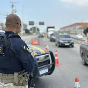 Operação Atena consolida reforço da segurança nas rodovias federais do RJ com apreensão de toneladas de drogas e centenas de prisões