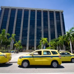 Taxistas do Rio de Janeiro realizam carreata e exigem diálogo com Eduardo Paes sobre renovação da frota