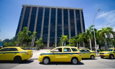 Taxistas do Rio de Janeiro realizam carreata e exigem diálogo com Eduardo Paes sobre renovação da frota