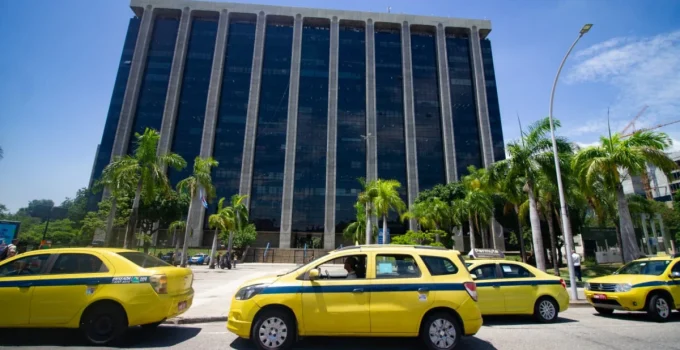 Taxistas do Rio de Janeiro realizam carreata e exigem diálogo com Eduardo Paes sobre renovação da frota