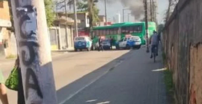 Ônibus Usados Como Barricadas em Operação da PM em Caxias Afetam 8 Linhas de Transporte Público na Baixada Fluminense