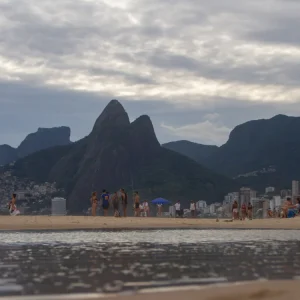 Rio de Janeiro enfrenta semana de calor intenso com termômetros chegando a 37°C; chuva prevista para quinta-feira