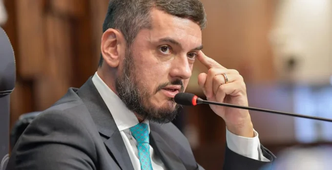 Rodrigo Bacellar pede nova licença da Alerj após recesso e segue afastado da presidência por decisão do STF