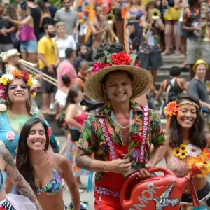 Carnaval 2024: Fluxo de 65 milhões de foliões impulsiona turismo em destinos litorâneos e culturais