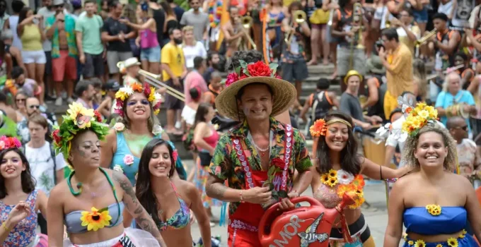 Carnaval 2024: Fluxo de 65 milhões de foliões impulsiona turismo em destinos litorâneos e culturais