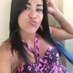 Família e vizinhos se despedem de Michele Martins, vítima fatal de desabamento no Maracanã