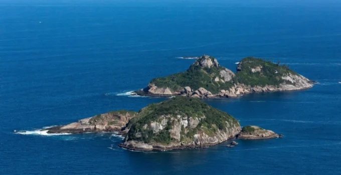 Ilhas Tijucas: Paraíso Escondido Próximo a Niterói Surpreende com Mar Azul e Sensação de Isolamento