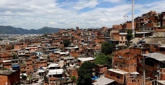Moradores de Favelas Brasileiro Apontam Segurança, Moradia e Saúde como Maiores Demandas Urgentes