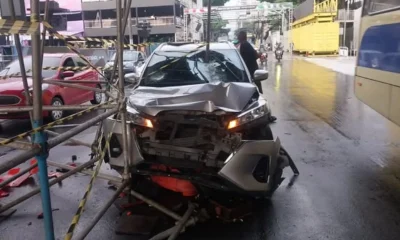 Carro colide com andaime próximo ao Sambódromo na Cidade Nova, Centro do Rio; trânsito é afetado