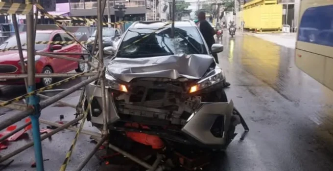 Carro colide com andaime próximo ao Sambódromo na Cidade Nova, Centro do Rio; trânsito é afetado