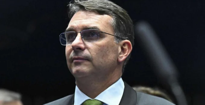 Flávio Bolsonaro aposta em '2018 turbinado' para tentar derrotar Eduardo Paes no Rio de Janeiro