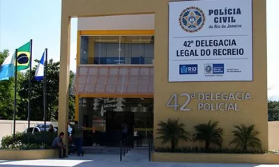 Policial Penal e Mulher São Encontrados Mortos em Carro no Recreio dos Bandeirantes; Intoxicação é Suspeita