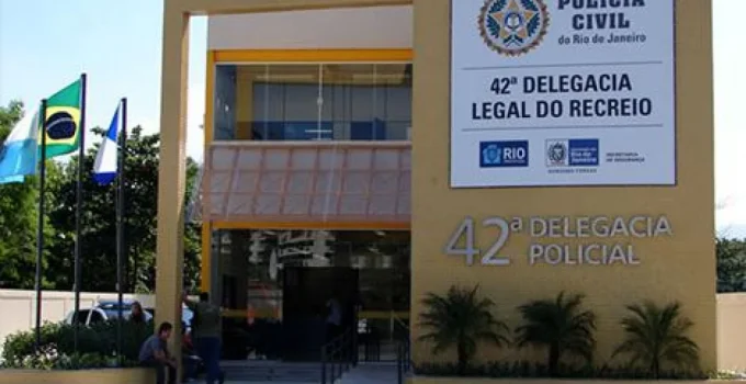 Policial Penal e Mulher São Encontrados Mortos em Carro no Recreio dos Bandeirantes; Intoxicação é Suspeita