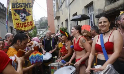 Bloco Besame Mucho no Rio de Janeiro Homenageia Imigrantes e Critica Sanções dos EUA em Carnaval Vibrante