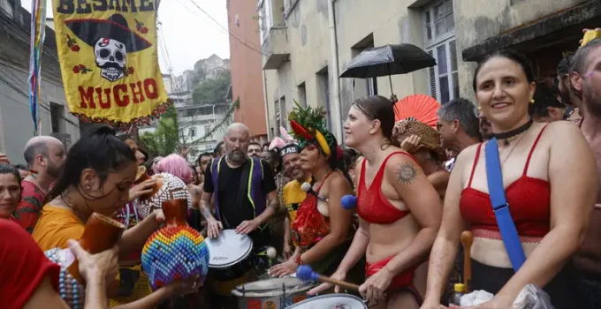 Bloco Besame Mucho no Rio de Janeiro Homenageia Imigrantes e Critica Sanções dos EUA em Carnaval Vibrante