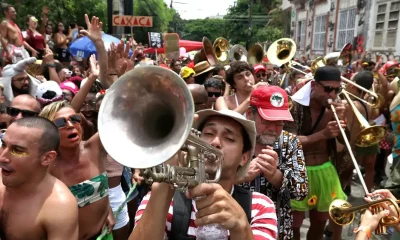 Carnaval 2026 no RJ: PMs fantasiados e drones reforçam segurança em blocos e desfiles