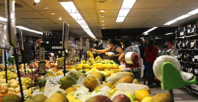 INPC de Janeiro Acelera para 0,39%, Acumulando Alta de 4,3% em 12 Meses