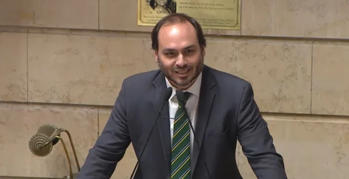 Carlos Bolsonaro em SC: Quando a Política Troca Estratégia por Risco Desnecessário e Desafia Aliados