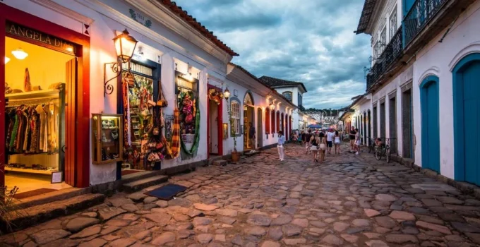 Paraty: O Encanto Histórico e Natural do Rio Onde o Mar Invade as Ruas e Fascina Turistas
