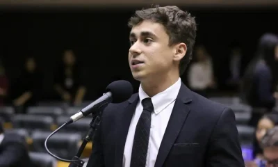 Nikolas Ferreira critica desfile em homenagem a Lula e compara com cenário hipotético de Bolsonaro preso