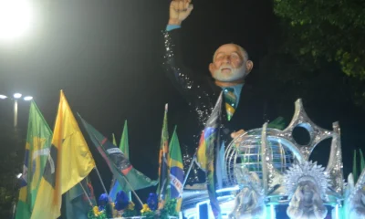 Lula beija bandeira da Imperatriz Leopoldinense em desfile vibrante no Rio de Janeiro